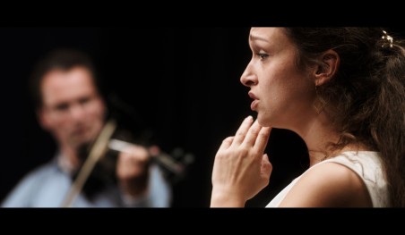 אני רוקד אבל הלב בוכה