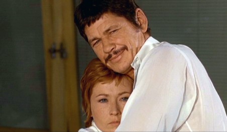 נוסע עובר בגשם