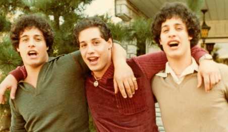 שלושה זרים זהים