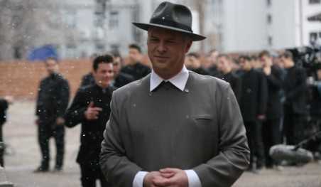 צעד אחד מאחורי השָׂרָף