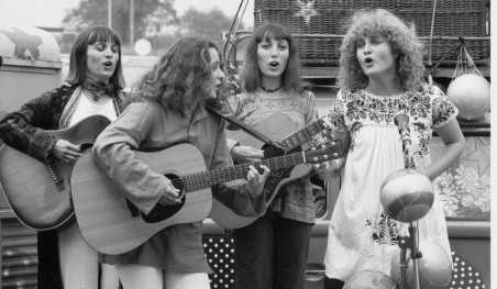 האחת שרה, השניה לא