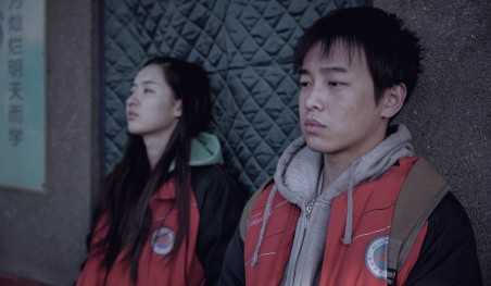 פיל יושב מבלי לזוז